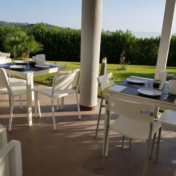 Bed and Breakfast Colle Selvotta Vasto - La colazione in giardino